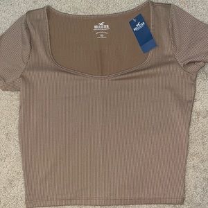 NWT! Cropped baby tee from hollister.